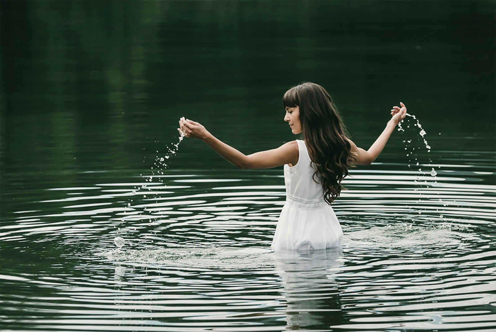 Mujer en un lago